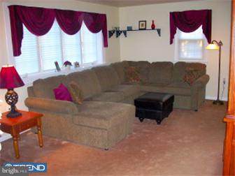 10911 Knights Road Philadelphia, PA 19154 - Photo 8 of 12 Living Room