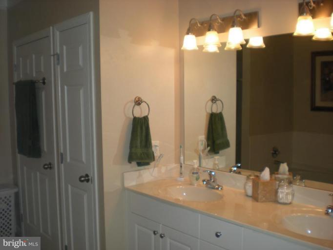 504 Sunset View Terrace Southeast, Unit 208 Leesburg, VA 20175 - Photo 8 of 14 Master Bath