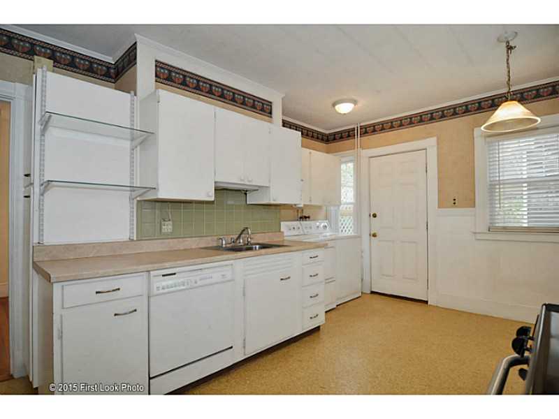 10 Cummings Road Newport, RI 02840 - Photo 5 of 25 Kitchen.