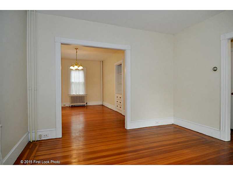 10 Cummings Road Newport, RI 02840 - Photo 10 of 25 Living Room.