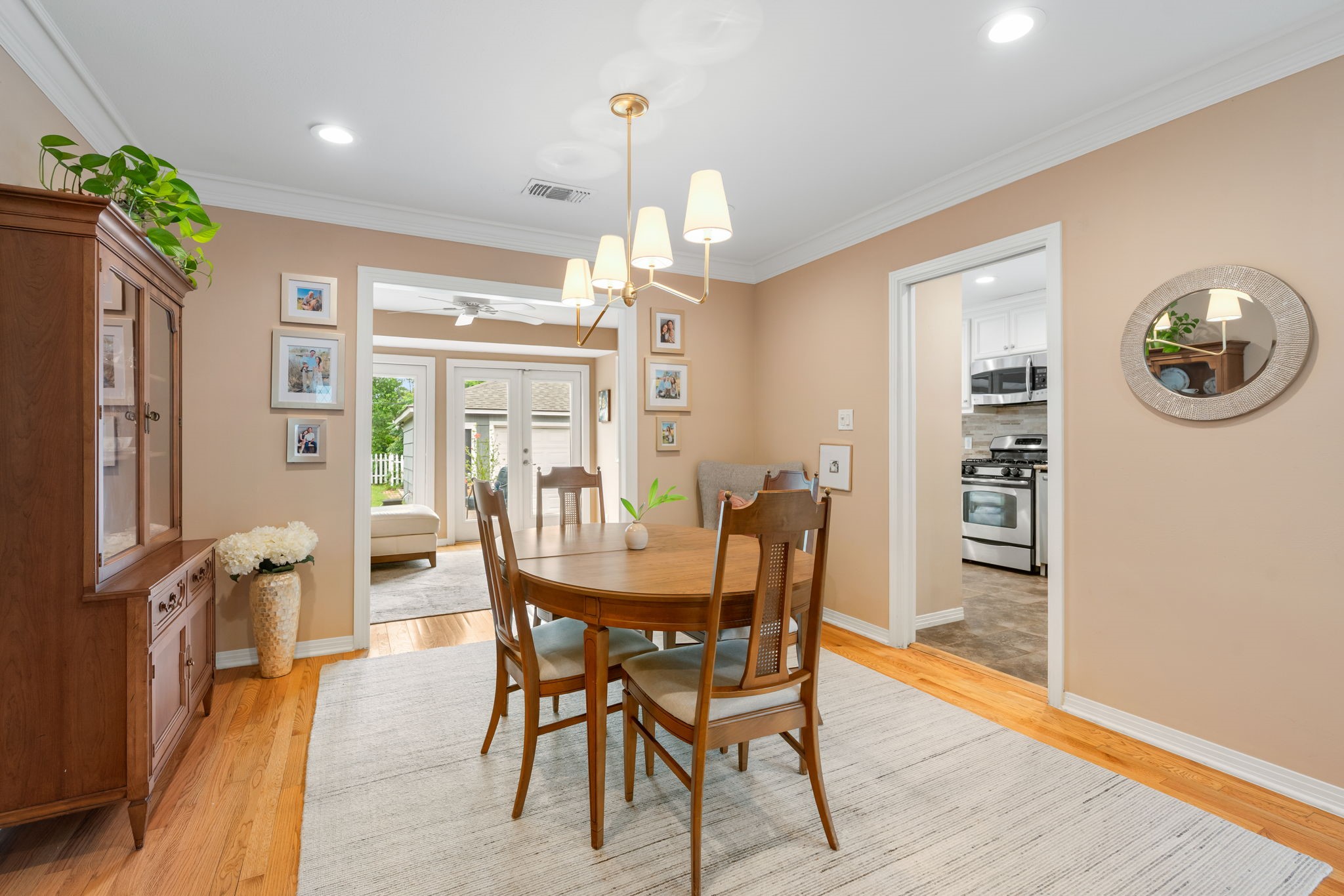 1115 Woodhill Road Houston, TX 77008 - Photo 29 of 29 Dining area off of family room flows into sun room and off to the right is the kitchen. Great floor plan!
