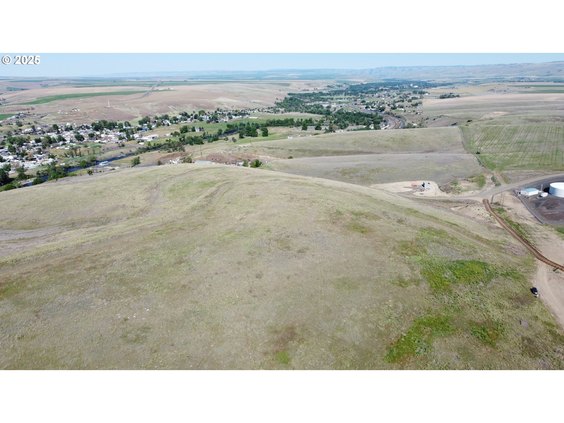 1110 Goad Road, Unit 1002 Pendleton, OR 97801 - Photo 4 of 10 a black and white photo of a city