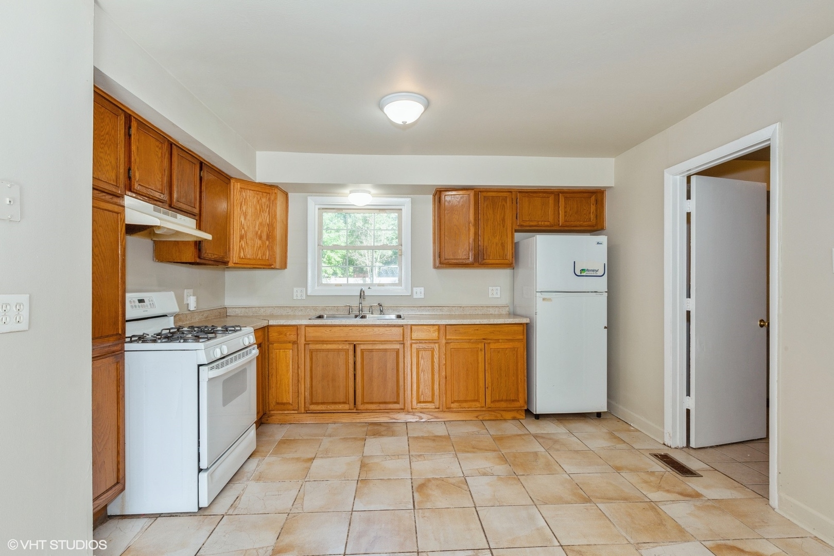 536 Redwood Road Bolingbrook, IL 60440 - Photo 5 of 13