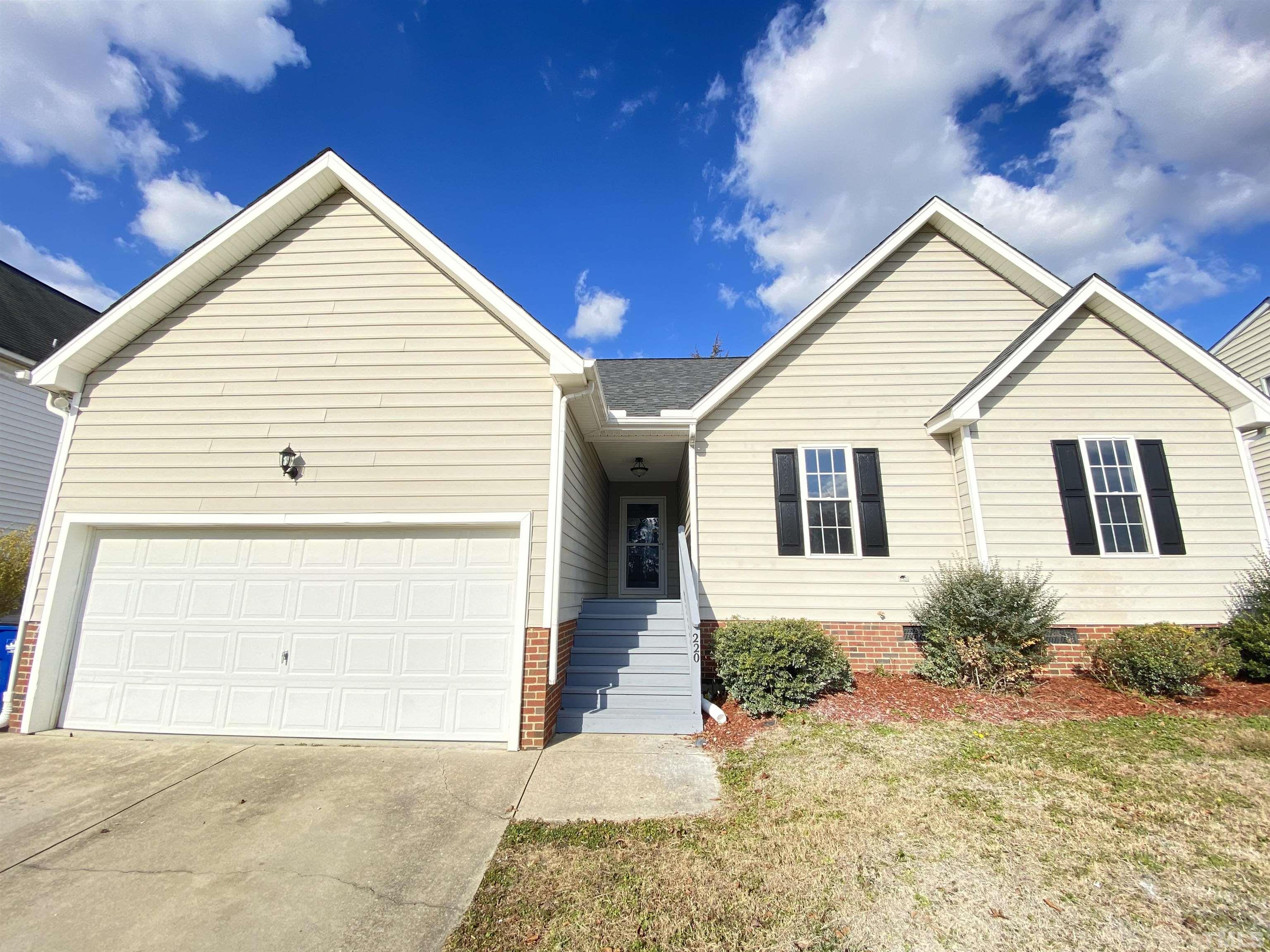 a view of backyard of the house