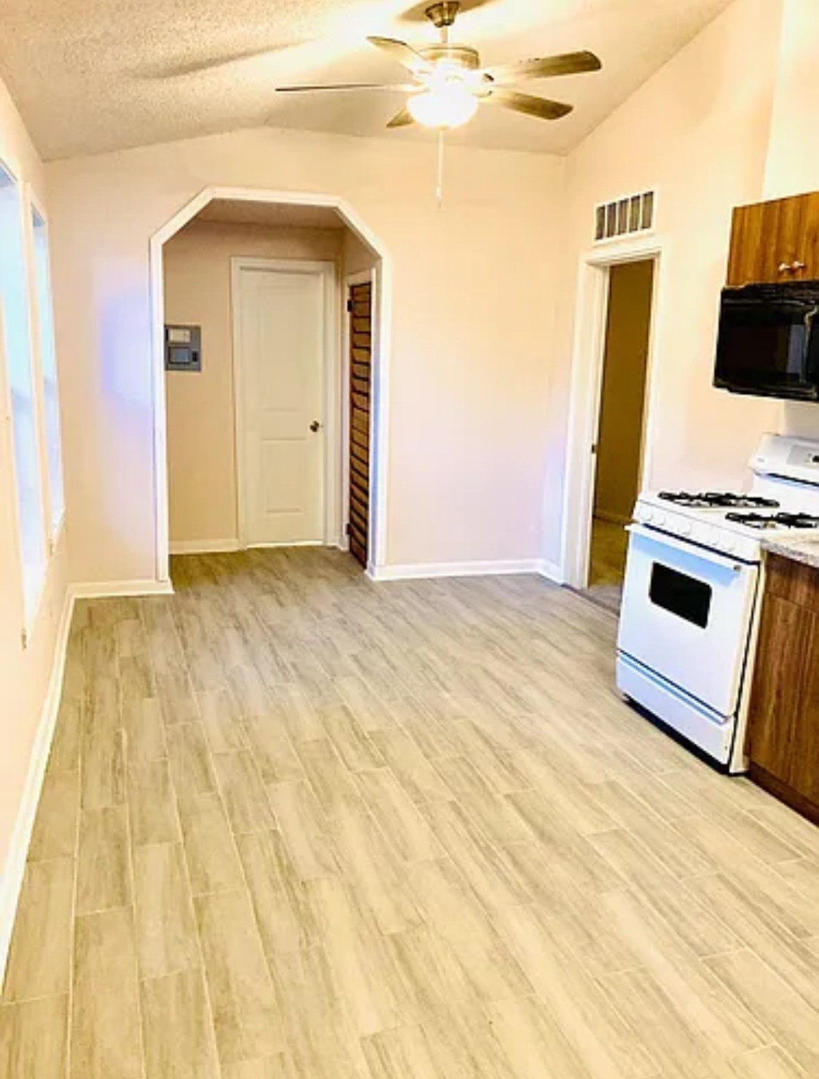7339 Mountbatten Road Houston, TX 77033 - Photo 22 of 33 Unit B Kitchen