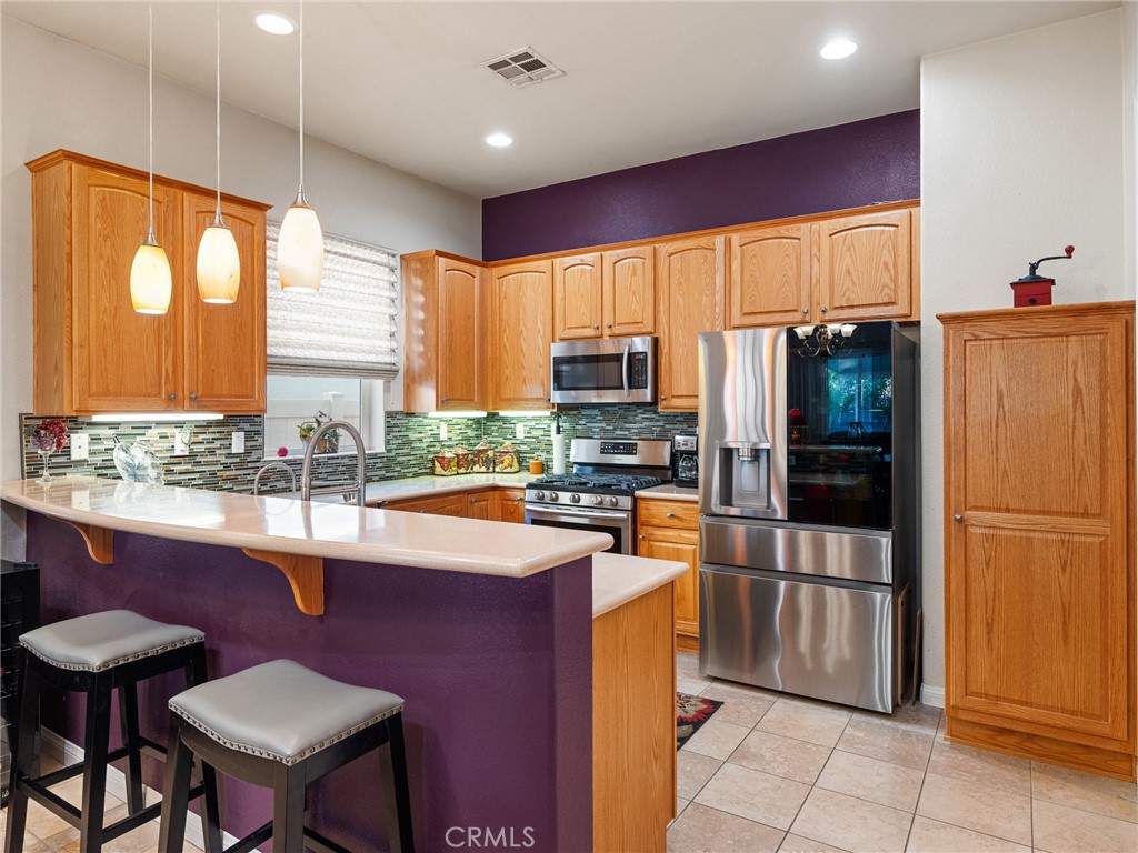 19330 Galloping Hill Road Apple Valley, CA 92308 - Photo 21 of 46 Kitchen with Breakfast Bar