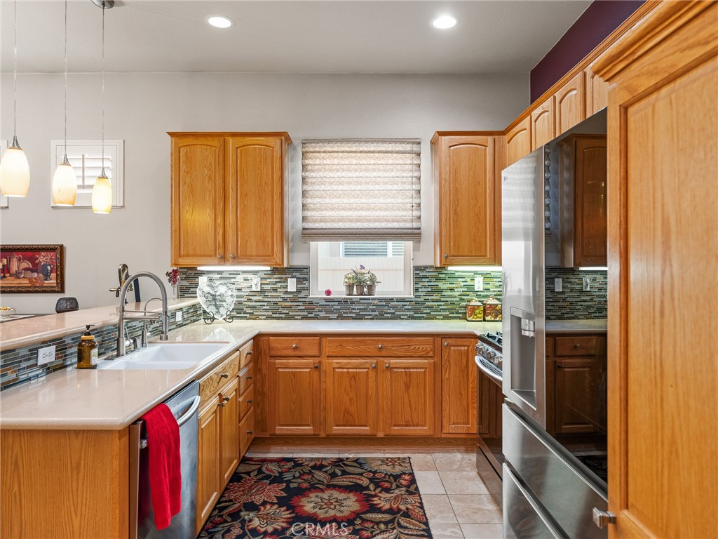 19330 Galloping Hill Road Apple Valley, CA 92308 - Photo 22 of 46 Kitchen