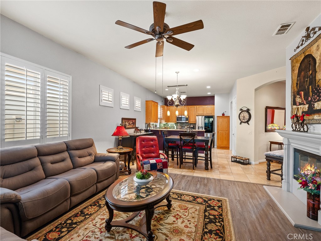 19330 Galloping Hill Road Apple Valley, CA 92308 - Photo 24 of 46 Livingroom