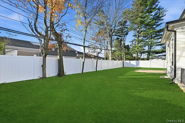 a view of backyard with a garden