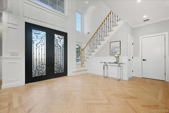 a view of an entryway with livingroom