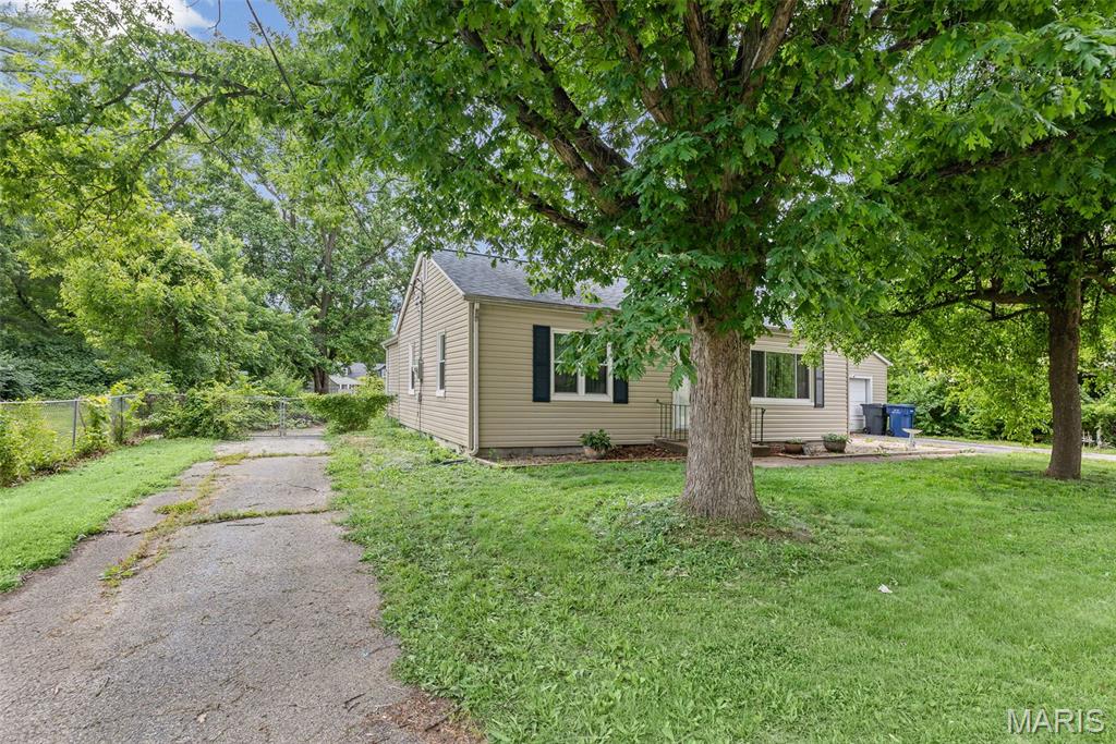 625 Royal Heights Road Belleville, IL 62226 - Photo 2 of 27