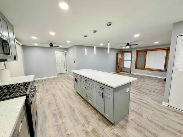 $3,500 | 1310 Somerset Lane, Schaumburg, IL 60193