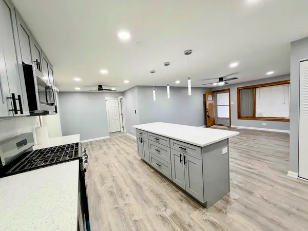 $3,500 | 1310 Somerset Lane, Schaumburg, IL 60193