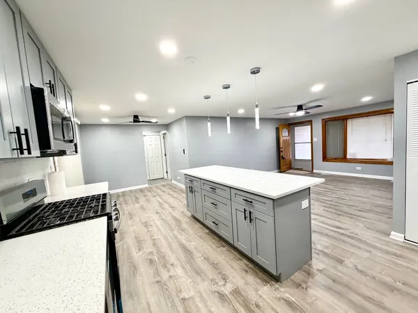 $3,500 | 1310 Somerset Lane, Schaumburg, IL 60193