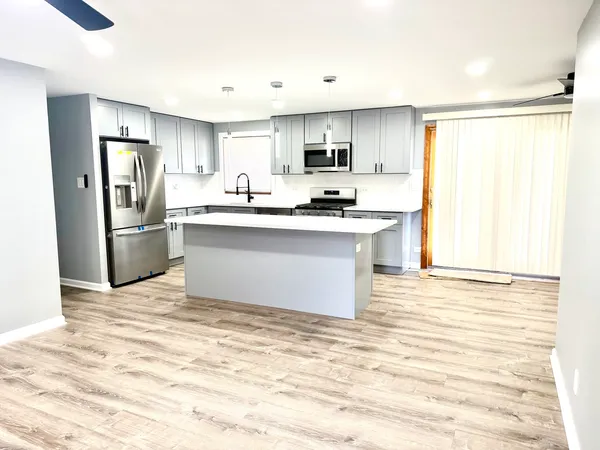 $3,500 | 1310 Somerset Lane, Schaumburg, IL 60193