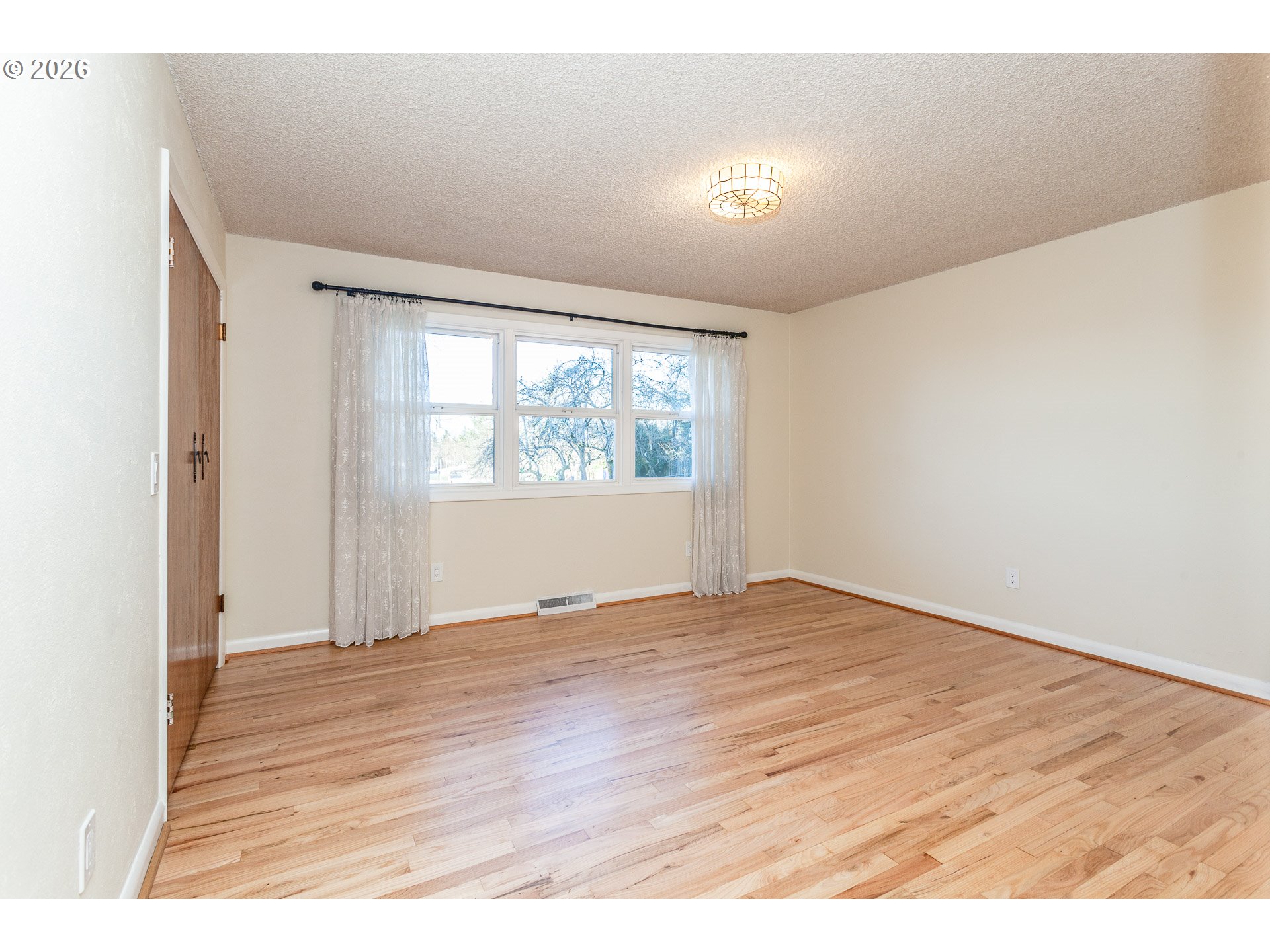 6805 Northeast Multnomah Street Portland, OR 97213 - Photo 20 of 44 an empty room with wooden floor and windows