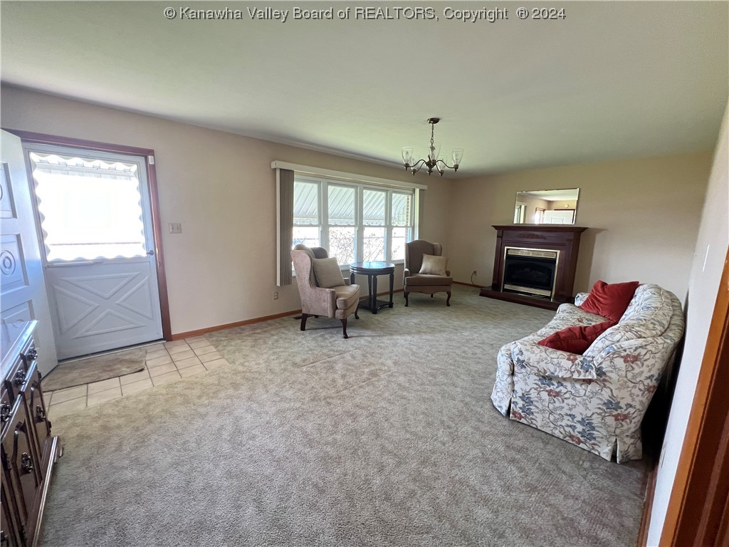 19105 Huntington Road Gallipolis Ferry, WV 25515 - Photo 5 of 29 LIVING ROOM
