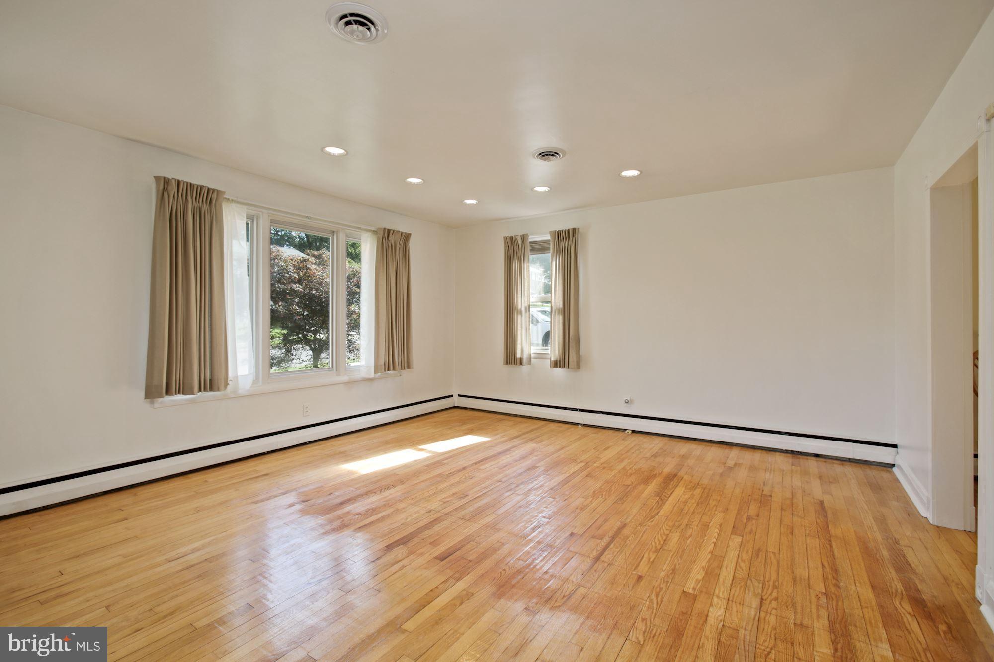 1921 Clifden Road Baltimore, MD 21228 - Photo 5 of 36 Living Room