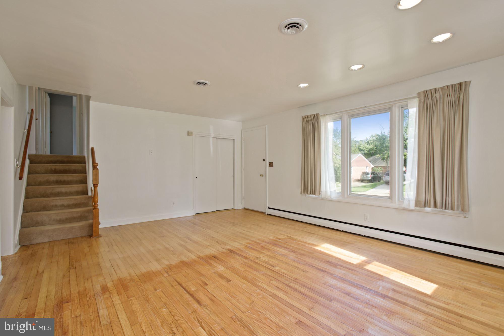 1921 Clifden Road Baltimore, MD 21228 - Photo 6 of 36 Living Room