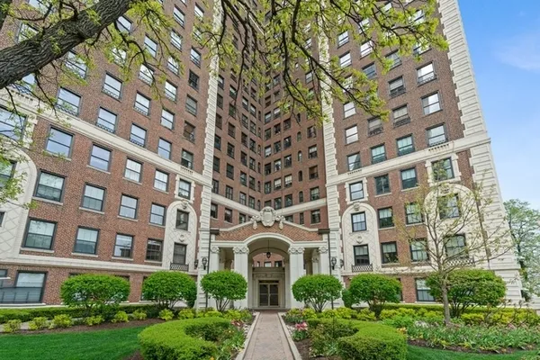 $249,500 | 5555 South Everett Avenue, Unit E10, Chicago, IL 60637