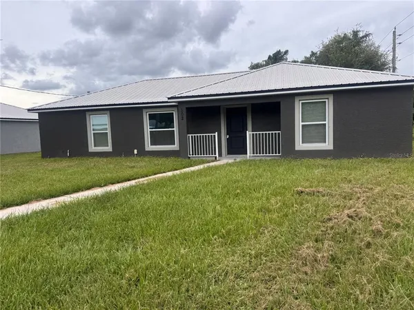 a view of a yard in front of a house