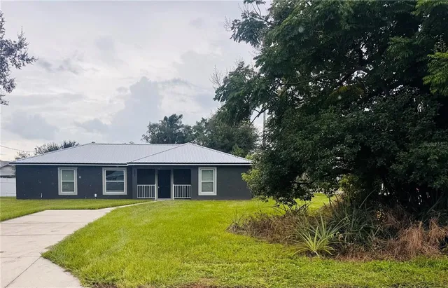 a view of a back yard