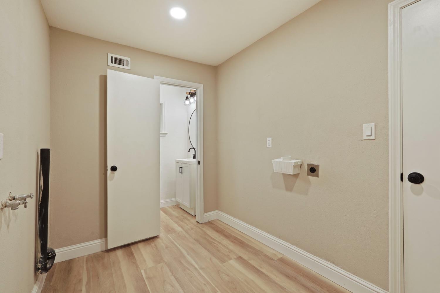 1565 Carpenter Road Stockton, CA 95206 - Photo 16 of 32 Laundry Room