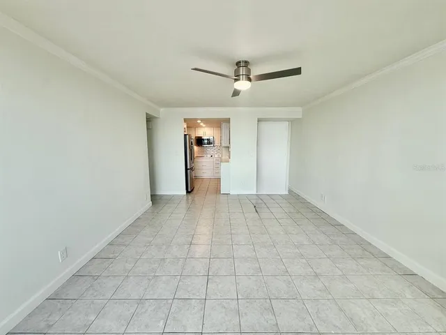 a view of empty room with a ceiling fan