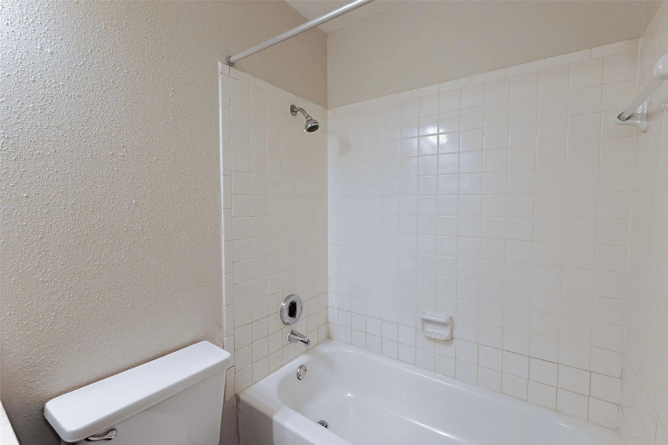 2809 West William Cannon Drive, Unit I101 Austin, TX 78745 - Photo 15 of 29 Full bath with shower / bathtub combination and a textured wall