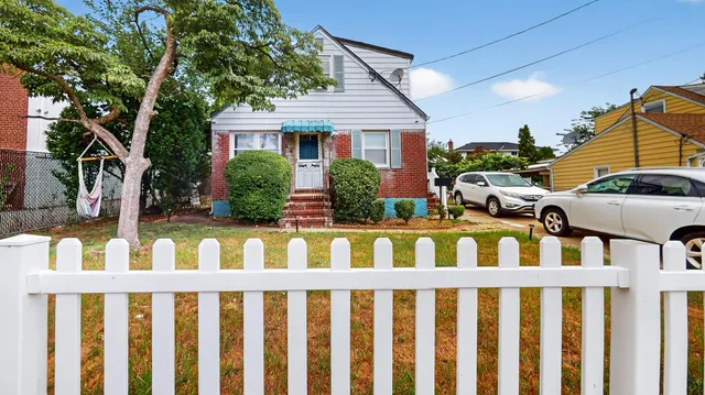a view of small yard in front of house