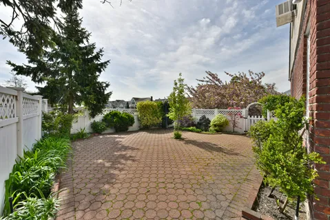 $699,999 | 916 Center Drive, Franklin Square, NY 11010