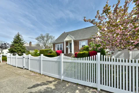 $699,999 | 916 Center Drive, Franklin Square, NY 11010