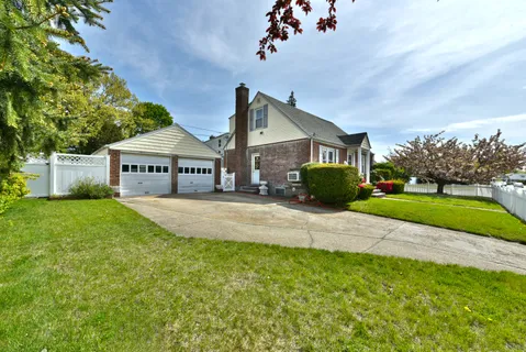 $699,999 | 916 Center Drive, Franklin Square, NY 11010