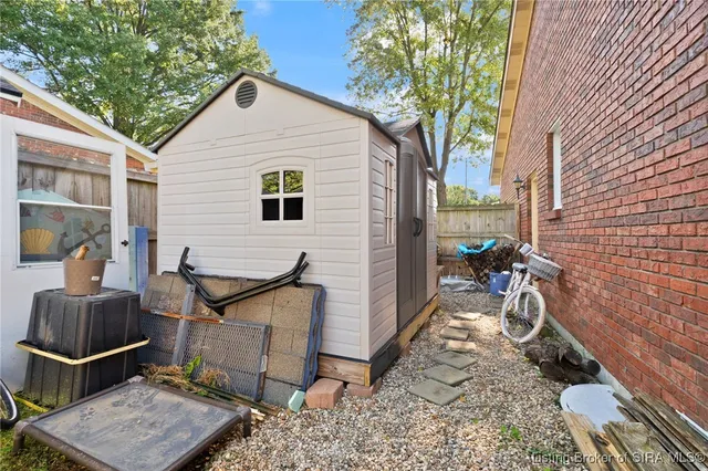 $338,500 | 917 Brentwood Court, New Albany, IN 47150