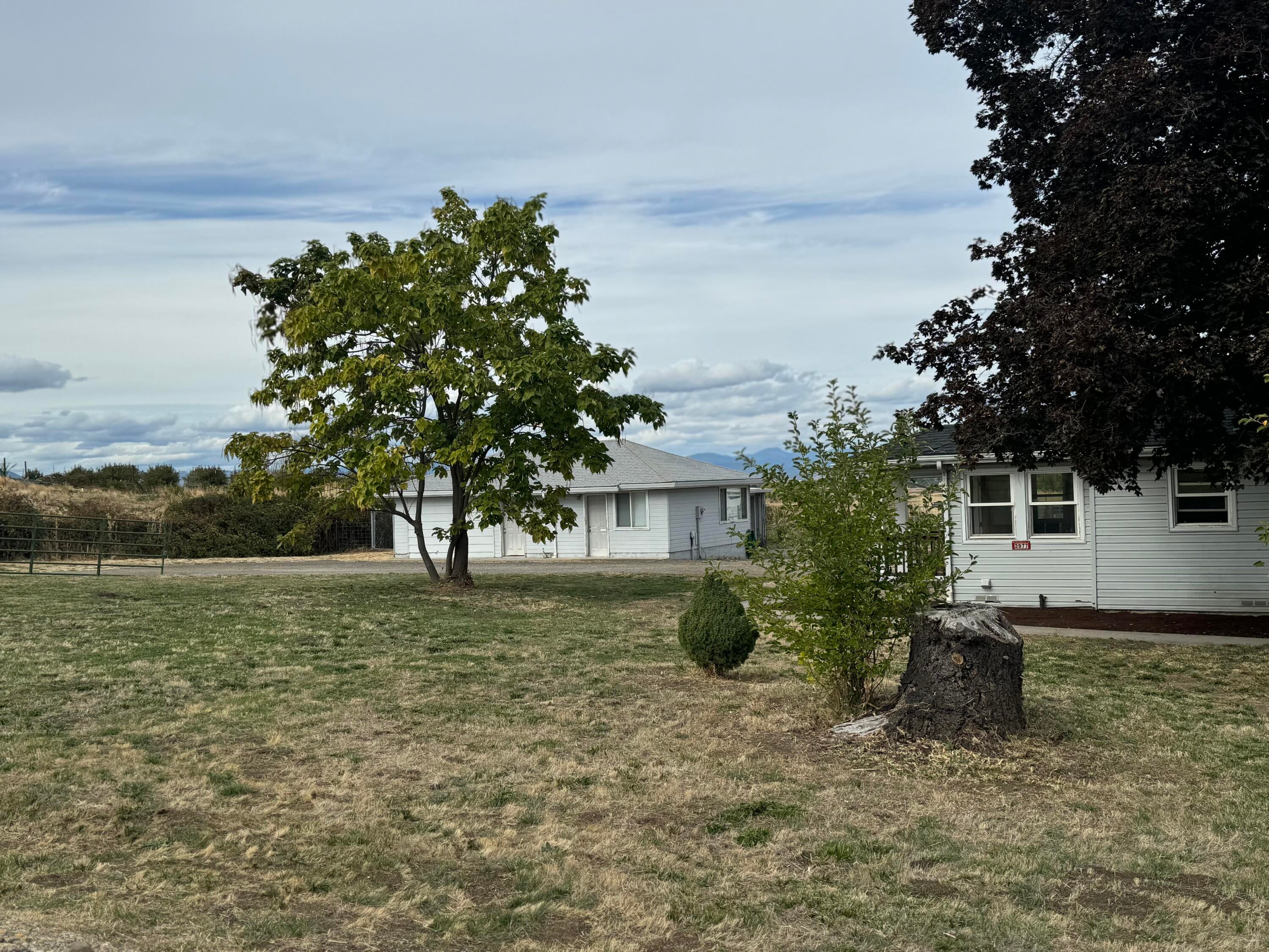 2977 Coker Butte Road Medford, OR 97504 - Photo 4 of 57 IMG_6411