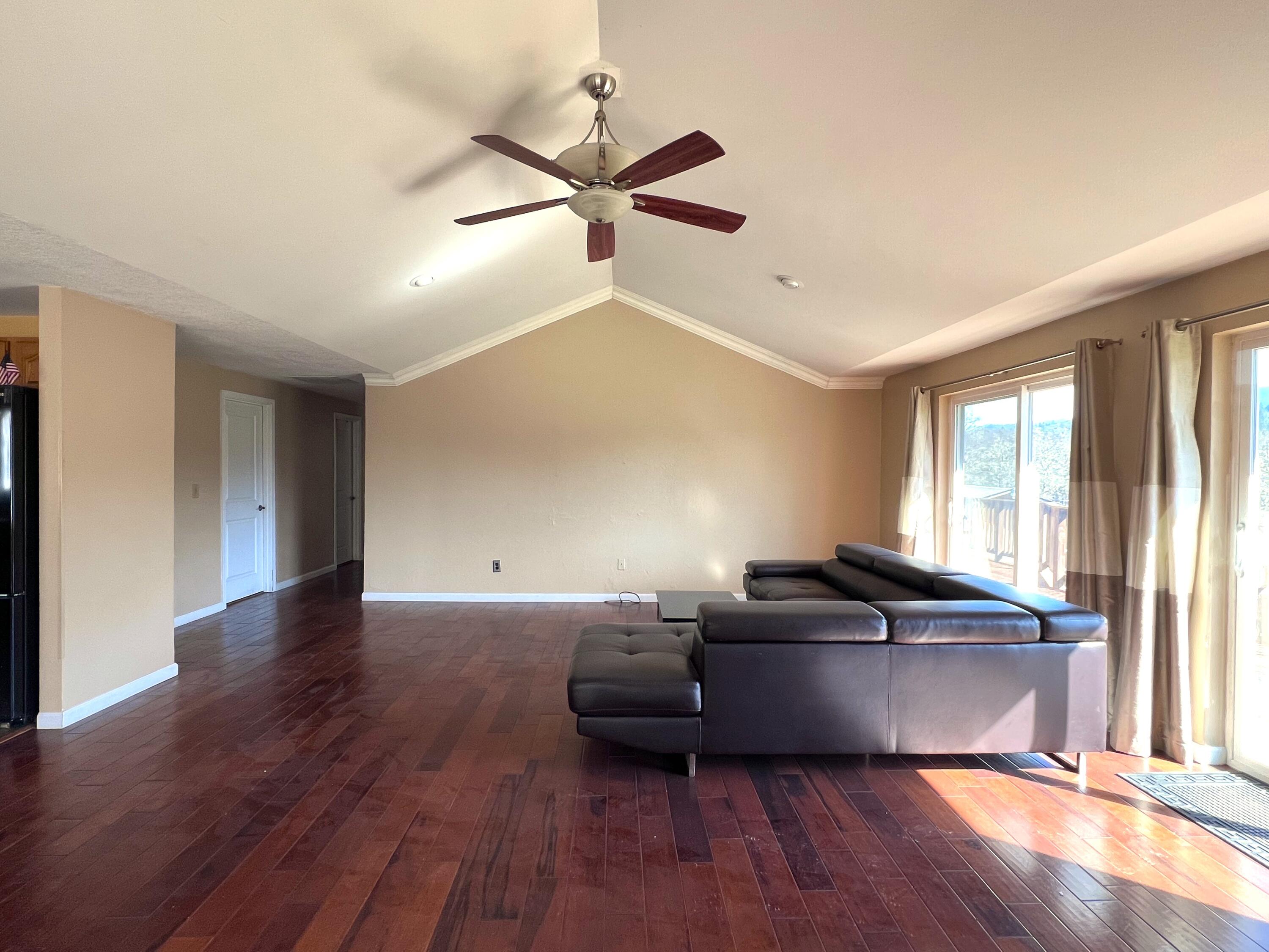5525 Tunnel Loop Road Grants Pass, OR 97526 - Photo 14 of 65 11. Living Room