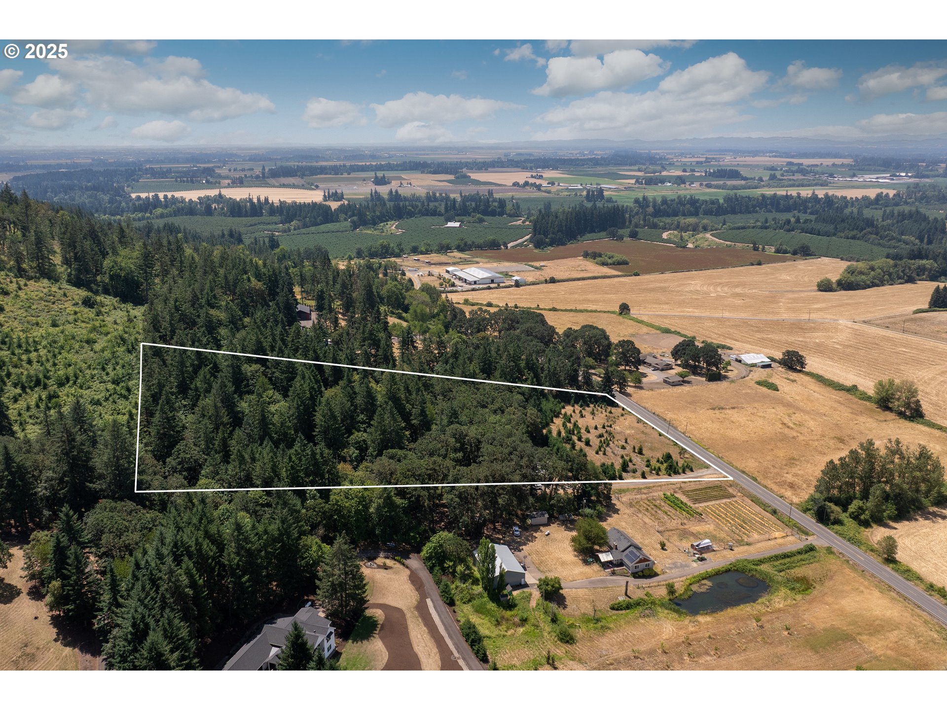 31795 Northeast Wilsonville Road Newberg, OR 97132 - Photo 23 of 26 a view of a city and mountain view