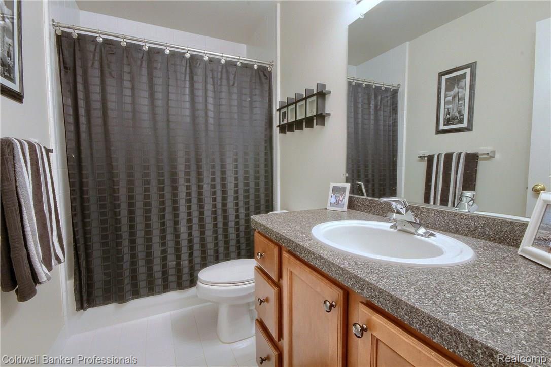 45481 North Stonewood Road Canton, MI 48187 - Photo 15 of 32 Bathroom.jpg