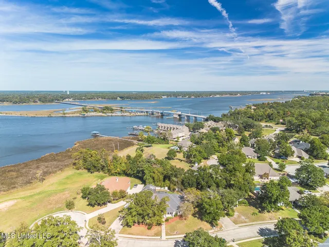 $519,500 | 454 Carmargue Lane, Biloxi, MS 39531