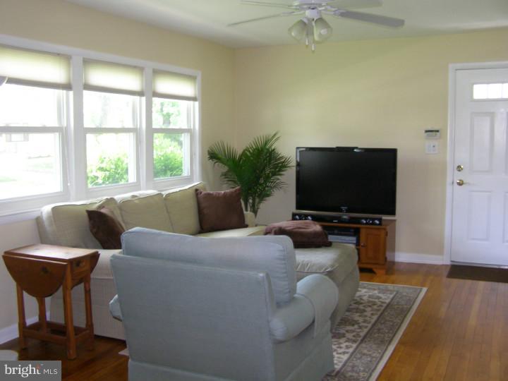 247 Clamer Road Ewing, NJ 08628 - Photo 5 of 20 Living Room