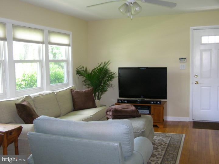 247 Clamer Road Ewing, NJ 08628 - Photo 6 of 20 Living Room
