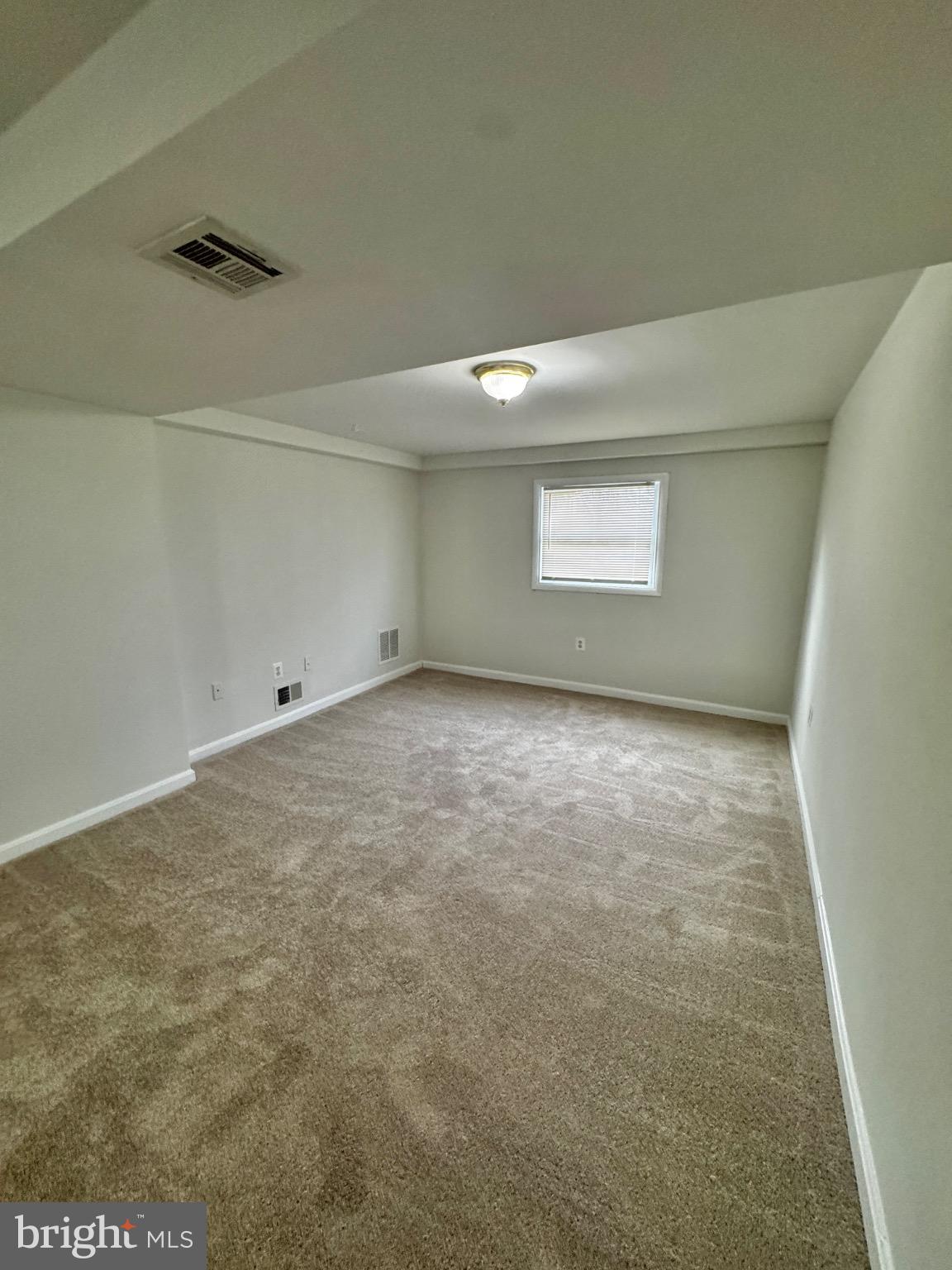 18312 Chestnut Drive Triangle, VA 22172 - Photo 11 of 20 Spacious, light-filled room ready for ideas.