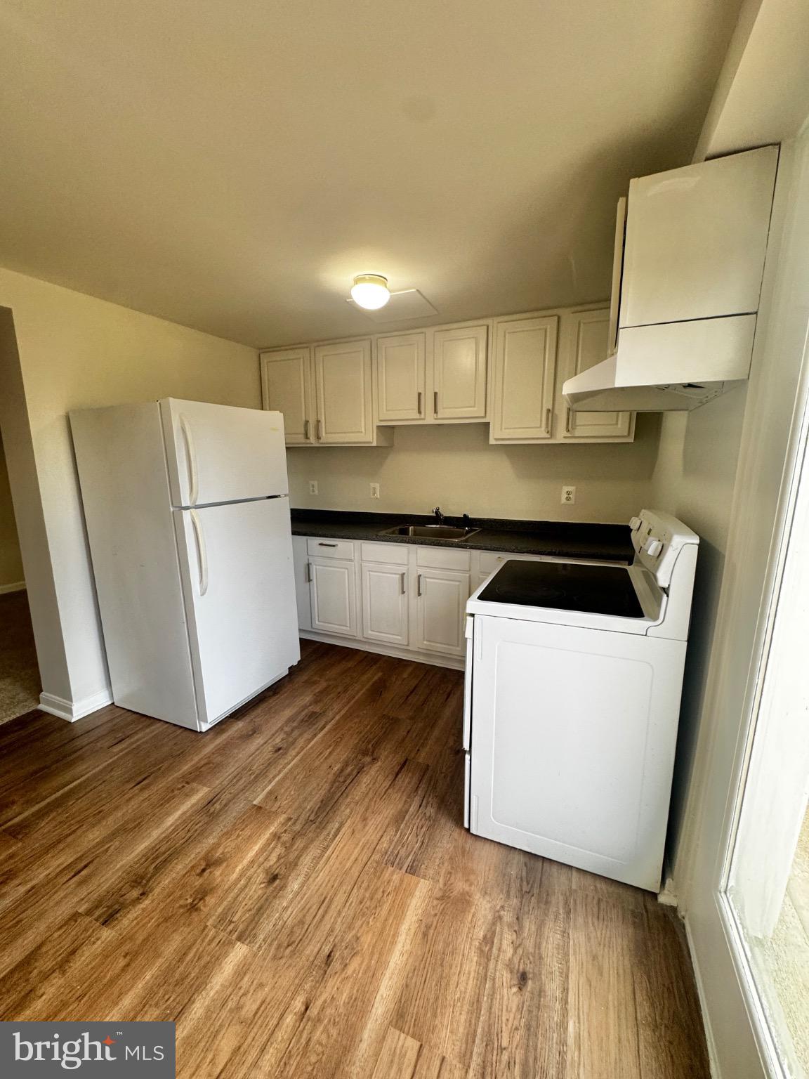 18312 Chestnut Drive Triangle, VA 22172 - Photo 19 of 20 Modern kitchen with sleek white cabinetry.