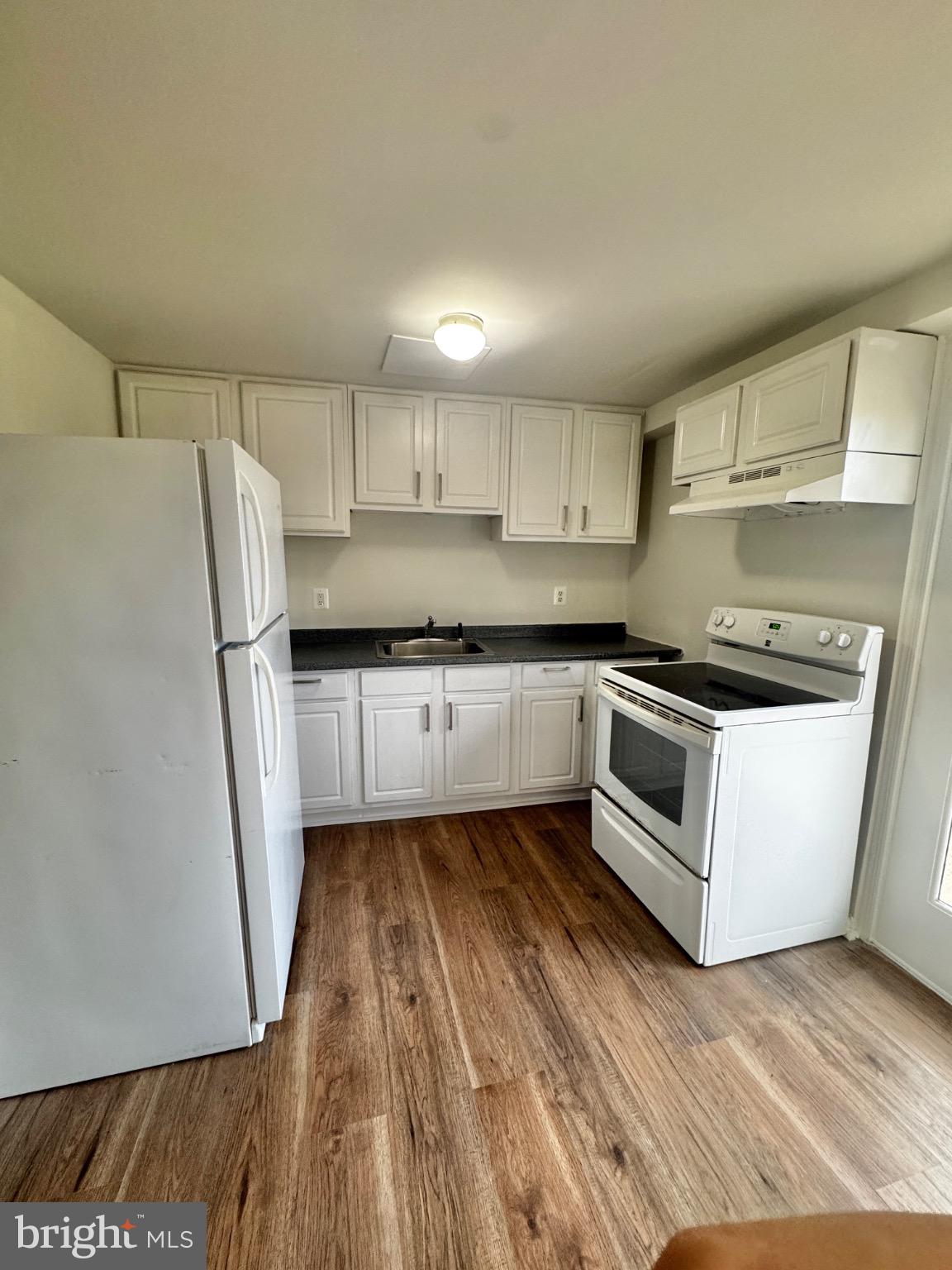 18312 Chestnut Drive Triangle, VA 22172 - Photo 20 of 20 Bright and inviting kitchen with modern finishes.