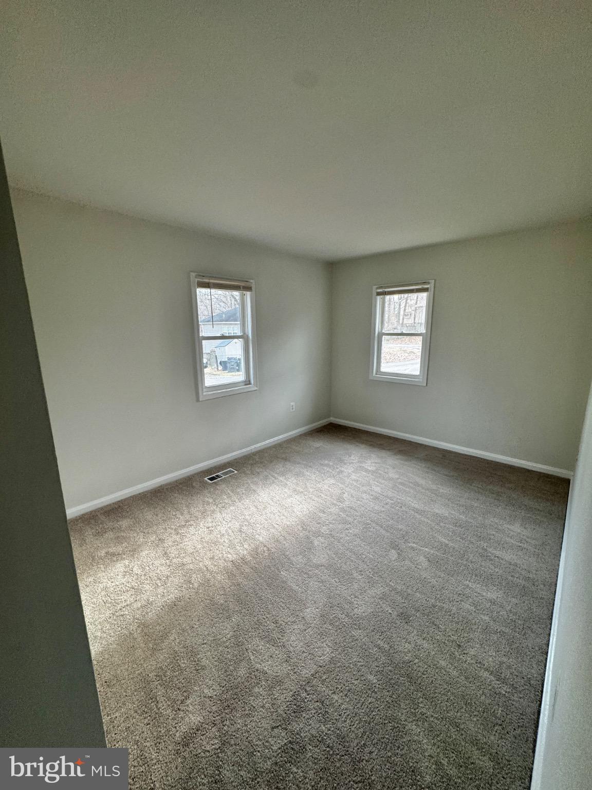 18312 Chestnut Drive Triangle, VA 22172 - Photo 4 of 20 Bright and airy room with natural light.