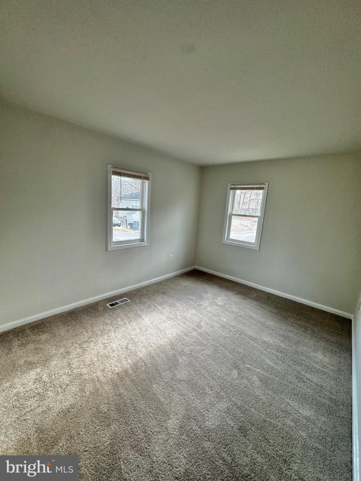18312 Chestnut Drive Triangle, VA 22172 - Photo 5 of 20 Bright and airy room with natural light.