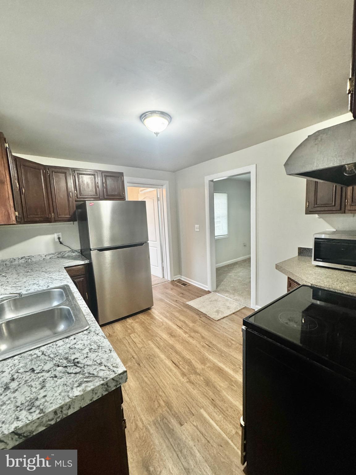 18312 Chestnut Drive Triangle, VA 22172 - Photo 6 of 20 Modern kitchen with sleek finishes.