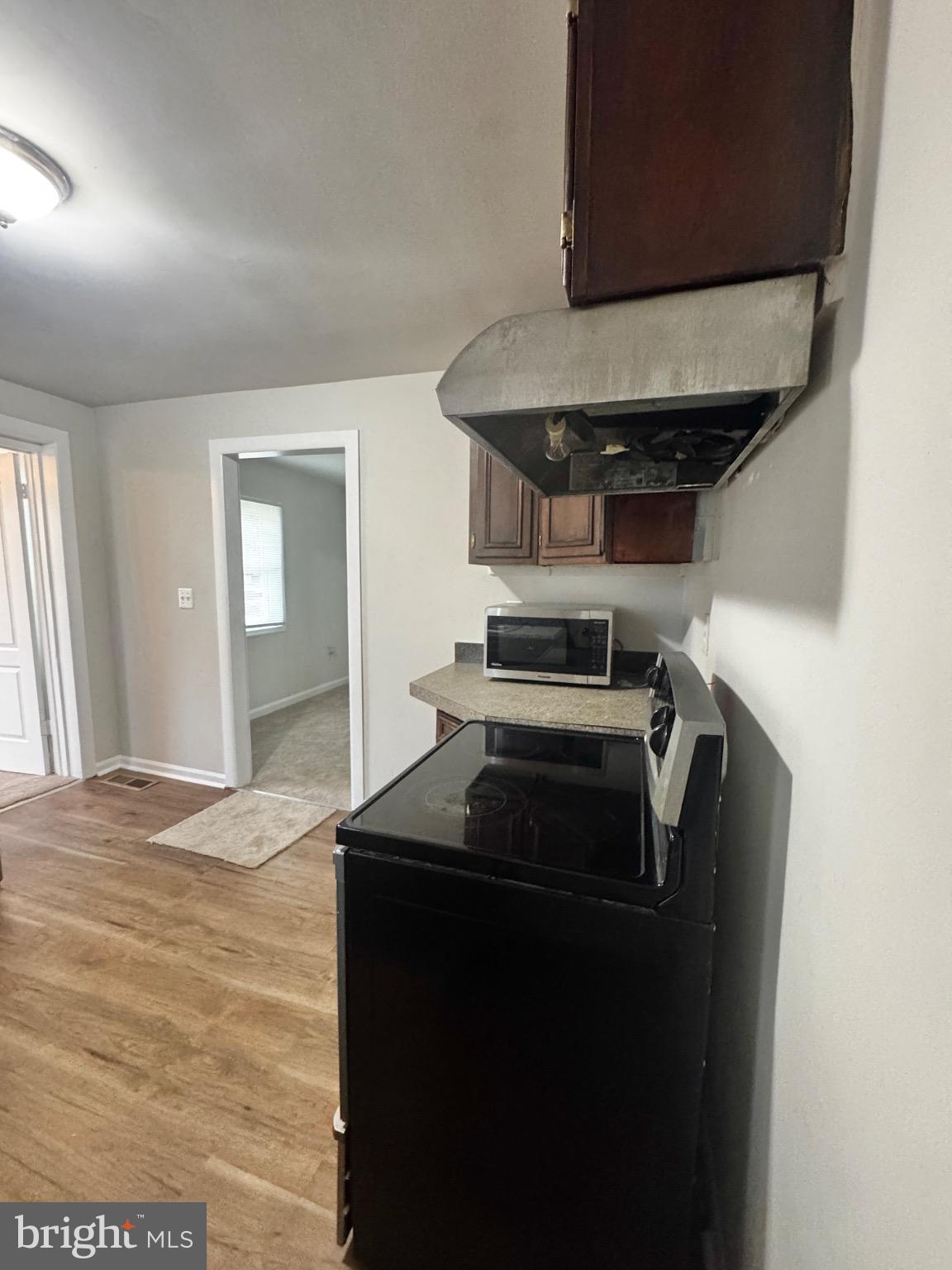 18312 Chestnut Drive Triangle, VA 22172 - Photo 7 of 20 Modern kitchen with sleek appliances.