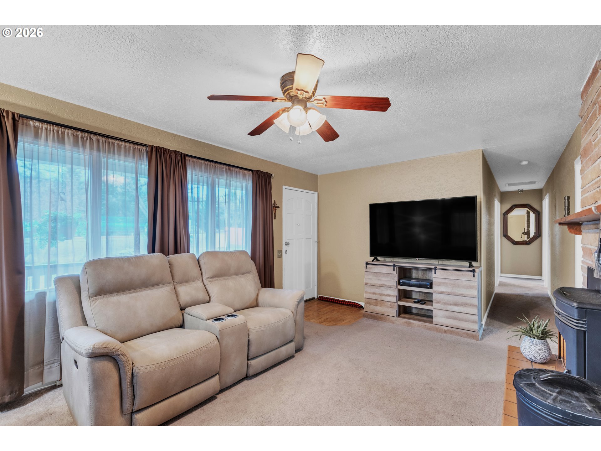 2035 Nonpareil Road Sutherlin, OR 97479 - Photo 7 of 48 Living Room/Entrance