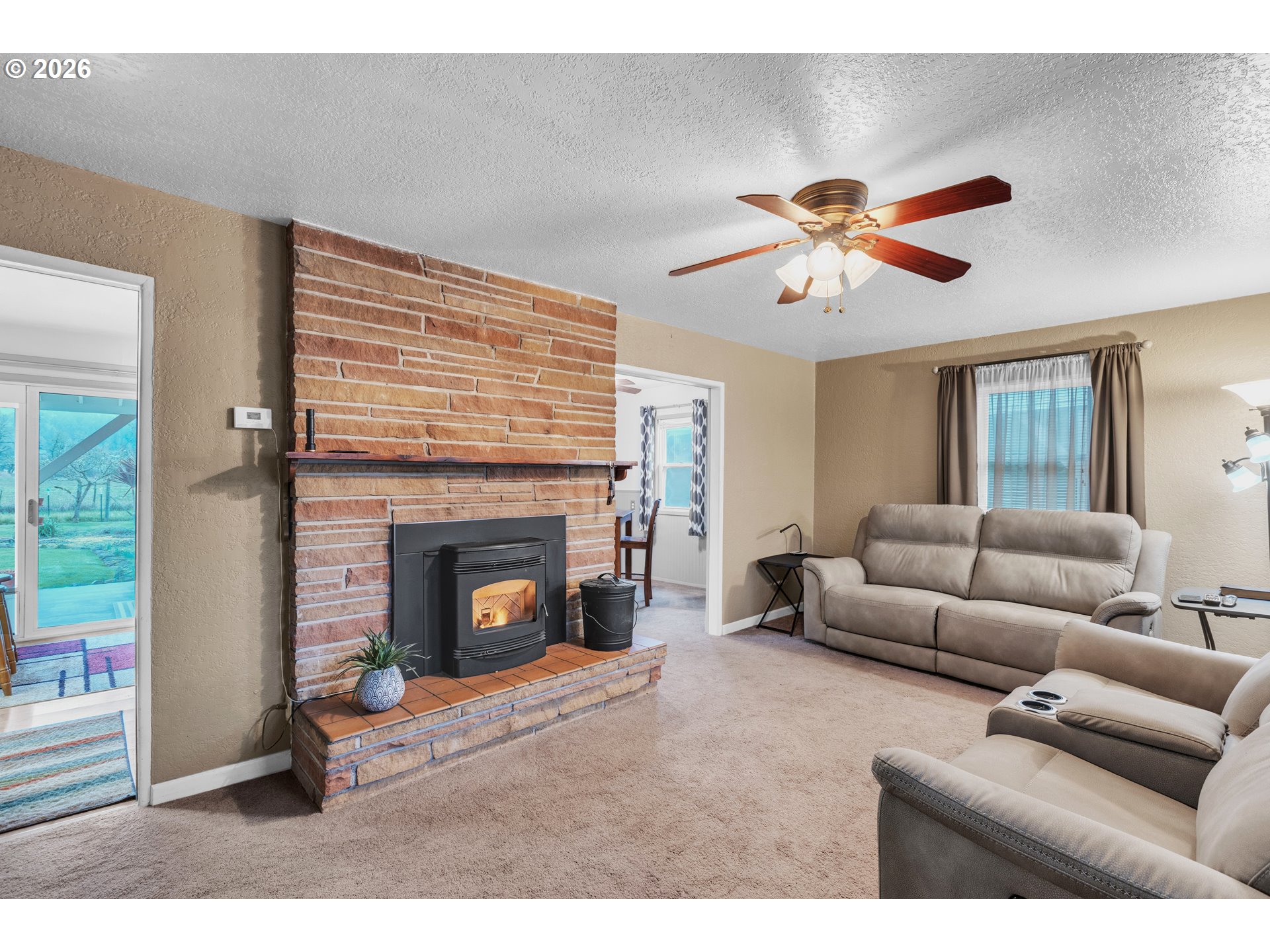 2035 Nonpareil Road Sutherlin, OR 97479 - Photo 10 of 48 Living Room